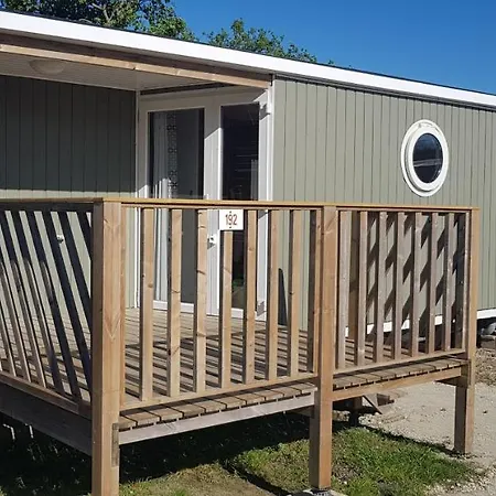 Camping Insolite Le Haut Village Saint-Michel-Chef-Chef Exterior foto