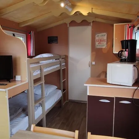 Camping Insolite Le Haut Village Saint-Michel-Chef-Chef Exterior foto