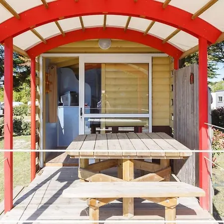Camping Insolite Le Haut Village Saint-Michel-Chef-Chef Exterior foto