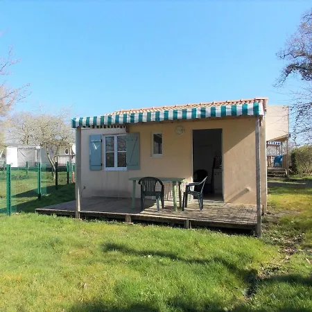 Camping Insolite Le Haut Village Saint-Michel-Chef-Chef Exterior foto