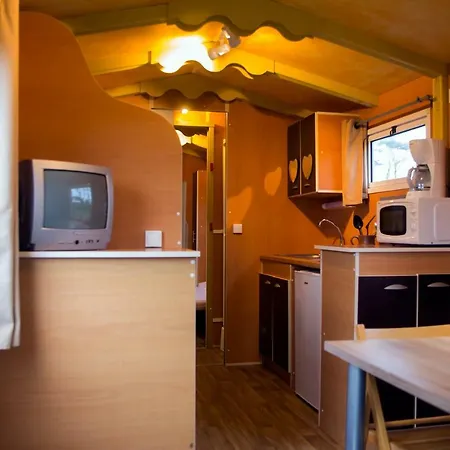 Camping Insolite Le Haut Village Saint-Michel-Chef-Chef Exterior foto