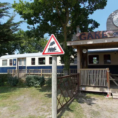 Camping Insolite Le Haut Village Saint-Michel-Chef-Chef Exterior foto