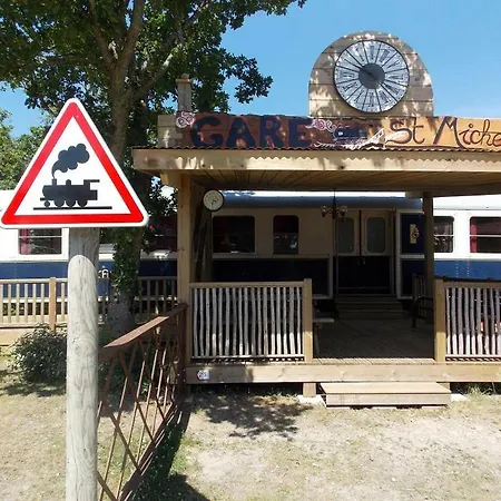 Camping Insolite Le Haut Village Saint-Michel-Chef-Chef Exterior foto