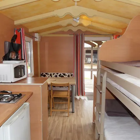 Camping Insolite Le Haut Village Saint-Michel-Chef-Chef Exterior foto