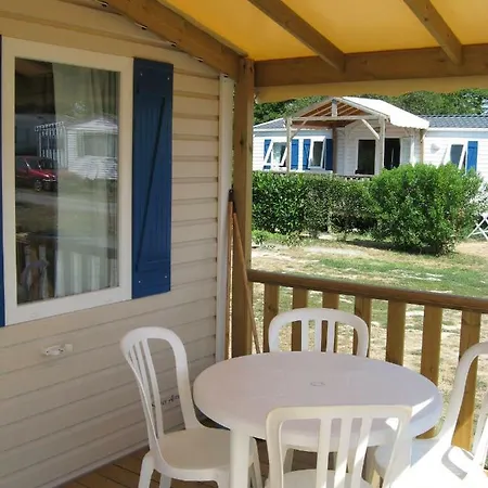 Camping Insolite Le Haut Village Saint-Michel-Chef-Chef Exterior foto